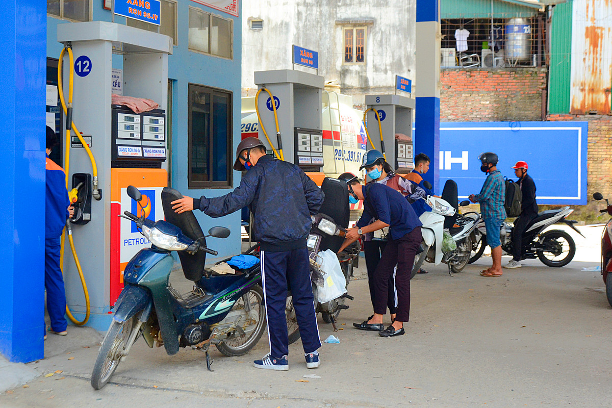 "Trong khi đó, nếu chỉ có xăng sinh học (E5 A92 và E5 A95) mà trong quá trình sử dụng xe (bao gồm cả ôtô và xe máy, môtô), nếu có bất cứ vấn đề gì xảy ra với động cơ, người tiêu dùng sẽ mất quyền lợi bảo hành, bảo hiểm, do sử dụng nhiên liệu không đúng khuyến cáo của nhà sản xuất. Vậy ai sẽ gánh chịu thiệt hại này?", chị Hương đặt câu hỏi.