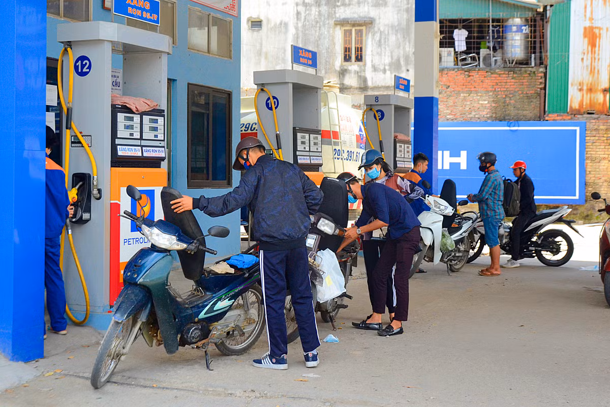 "Trong khi đó, nếu chỉ có xăng sinh học (E5 A92 và E5 A95) mà trong quá trình sử dụng xe (bao gồm cả ôtô và xe máy, môtô), nếu có bất cứ vấn đề gì xảy ra với động cơ, người tiêu dùng sẽ mất quyền lợi bảo hành, bảo hiểm, do sử dụng nhiên liệu không đúng khuyến cáo của nhà sản xuất. Vậy ai sẽ gánh chịu thiệt hại này?", chị Hương đặt câu hỏi.