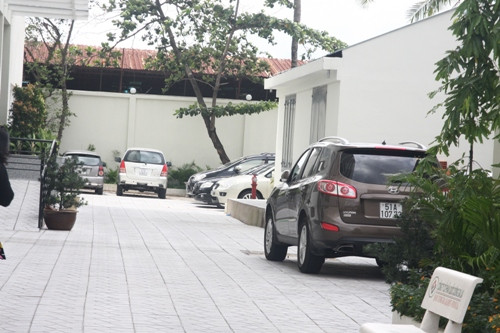 Trước thực trạng này, lực lượng chức năng đã lập biên bản yêu cầu đơn vị chủ đầu tư công trình là Công ty TNHH Đầu tư phát triển nhà Quốc Cường, ban quản lý chung cư phải thực hiện nhiều nội dung để đảm bảo công tác an toàn PCCC và cứu nạn cứu hộ. Phải khắc phục các vi phạm, làm ngay và xong trước ngày 3/6/2018. Lực lượng chức năng cũng đồng thời kiến nghị các đơn vị kiểm tra, xử lý, xử phạt vi phạm hành chính các lỗi vi phạm tại chung cư này. Ảnh: NLĐ.