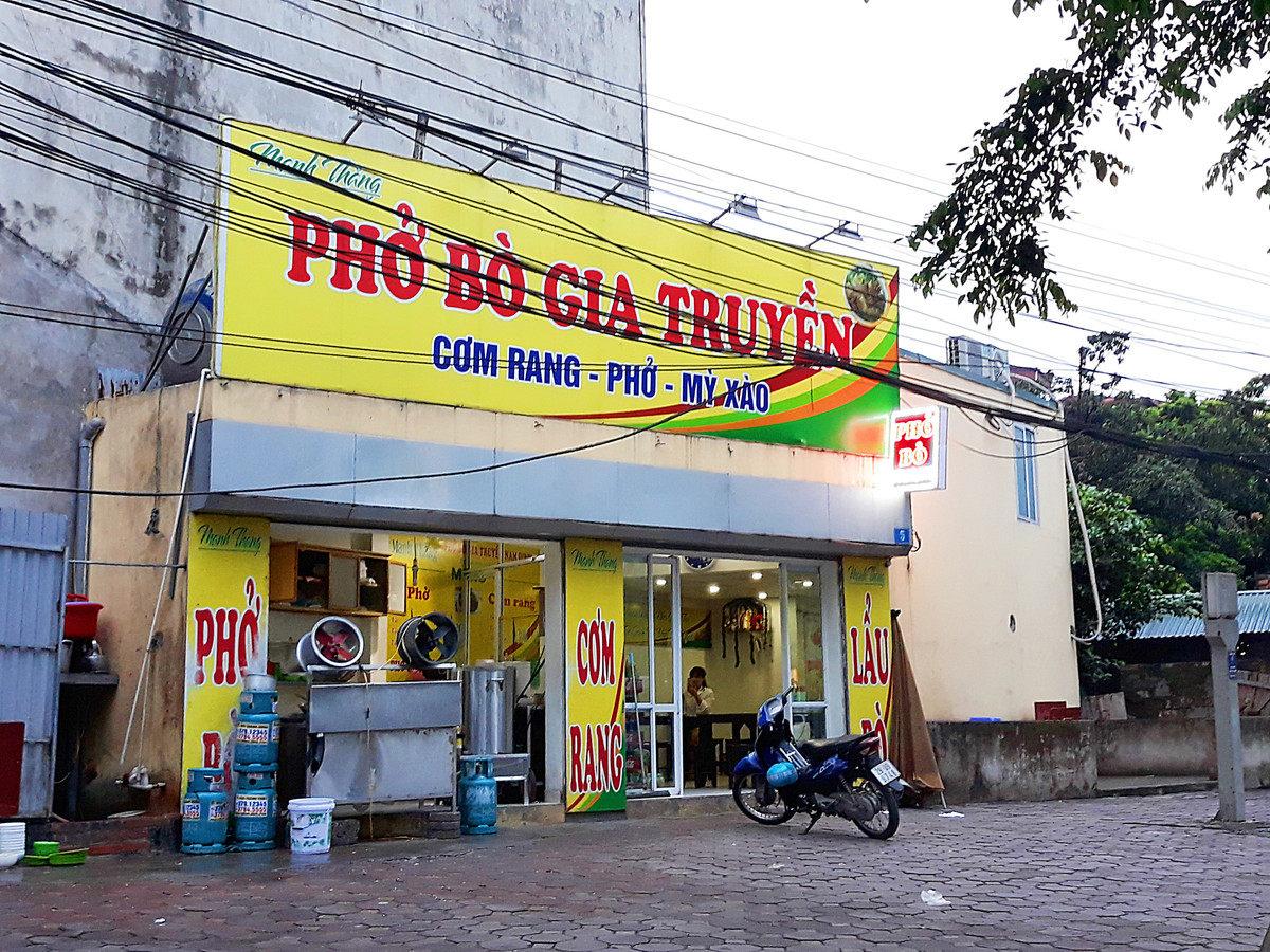 Một căn nhà siêu mỏng siêu nhỏ khác nằm trên đường Nguyễn Văn Huyên kéo dài được tận dụng làm cửa hàng ăn uống