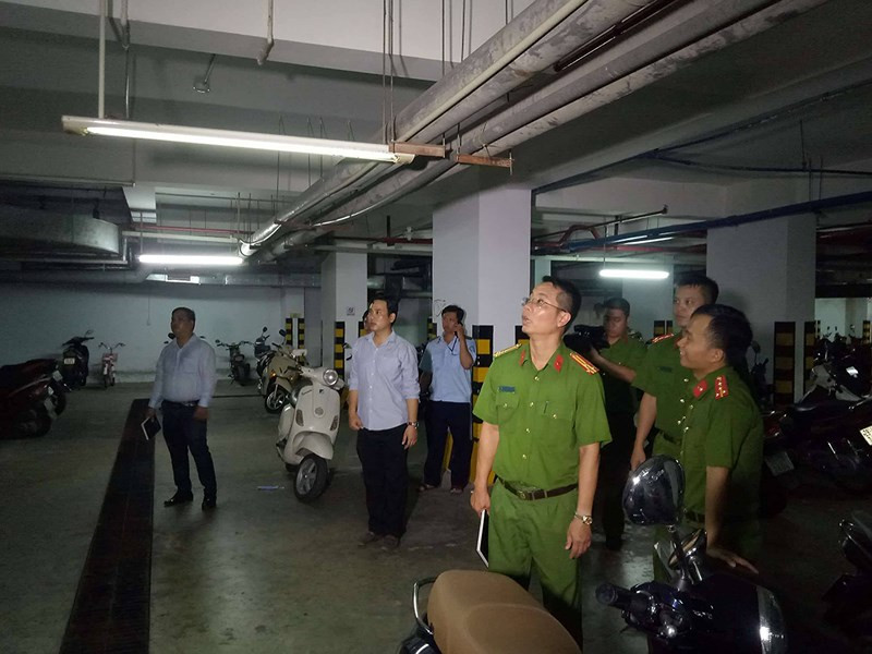 Cụ thể, theo PLO, tại chung cư Quốc Cường Gia Lai, cửa thoát nạn buồng thang đi lên sân thượng bị khóa bằng ổ khóa. Ảnh: PLO.