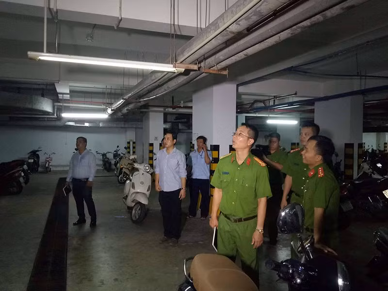 Cụ thể, theo PLO, tại chung cư Quốc Cường Gia Lai, cửa thoát nạn buồng thang đi lên sân thượng bị khóa bằng ổ khóa. Ảnh: PLO.