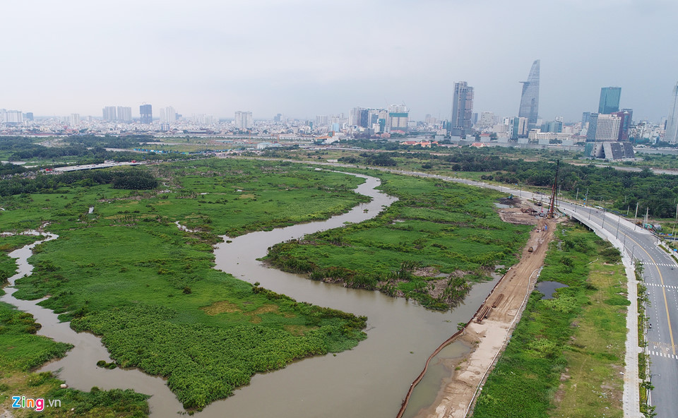 Một số khu vực có rạch chạy vào khu đô thị vẫn là những mảng xanh cỏ dại, đầm lầy đang được nạo vét, xây bờ kè.
