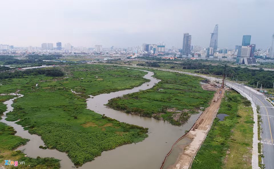 Một số khu vực có rạch chạy vào khu đô thị vẫn là những mảng xanh cỏ dại, đầm lầy đang được nạo vét, xây bờ kè.