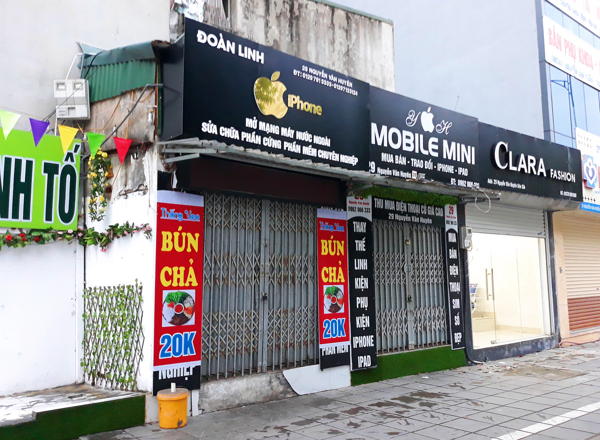 Theo Sở Xây dựng Hà Nội, trên địa bàn Hà Nội, ngoài 132 công trình không đủ điều kiện về mặt bằng xây dựng tồn tại cũ (trước năm 2005) còn có 56 trường hợp tồn tại ở giai đoạn 2014 – 2016. Tuy nhiên, thực tế hiện nay nhiều trường hợp nhà “siêu mỏng, siêu méo” tồn tại cũ còn chưa xử lý thì nay lại phát sinh thêm nhiều trường hợp trên các tuyến đường mới mở.