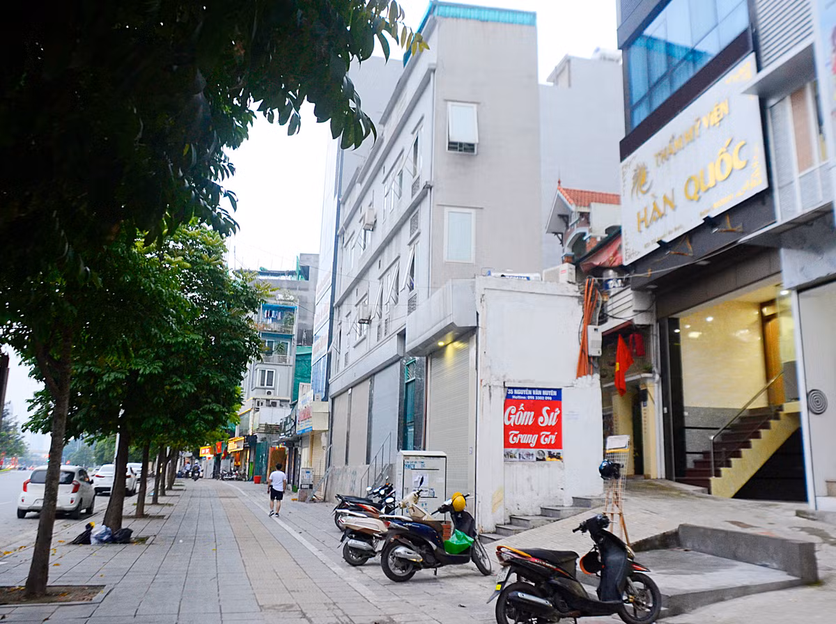 Đơn cử như trên con đường nghìn tỷ Nguyễn Văn Huyên kéo dài (quận Cầu Giấy, Hà Nội) đã xuất hiện nhiều " nhà đất siêu mỏng, siêu nhỏ" vô cùng xấu xí.