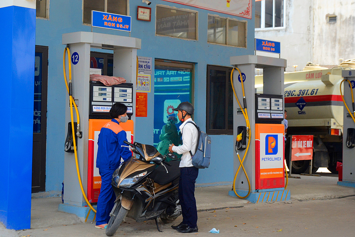 Anh Hiệu (làm việc tại Cầu Giấy - một khách ghé vào đổ xăng) nói: "Tôi không tán thành việc ngừng bán xăng A95. Bởi như thế không khác gì ép khách phải dừng sản phẩm họ chưa thực sự thích dùng. Như thế là không công bằng với khách hàng"..