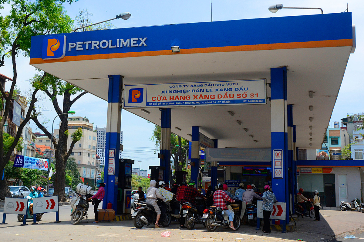 Sau khi đề xuất loại bỏ xăng khoáng và chỉ bán xăng pha cồn sinh học của một vài doanh nghiệp xăng dầu được đưa ra, nhiều người tiêu dùng đã phản ứng mạnh mẽ, cho rằng đây là hành động cưỡng ép khách hàng dùng xăng sinh học. Bởi hiện phần lớn người dân vẫn đang lựa chọn xăng A95.