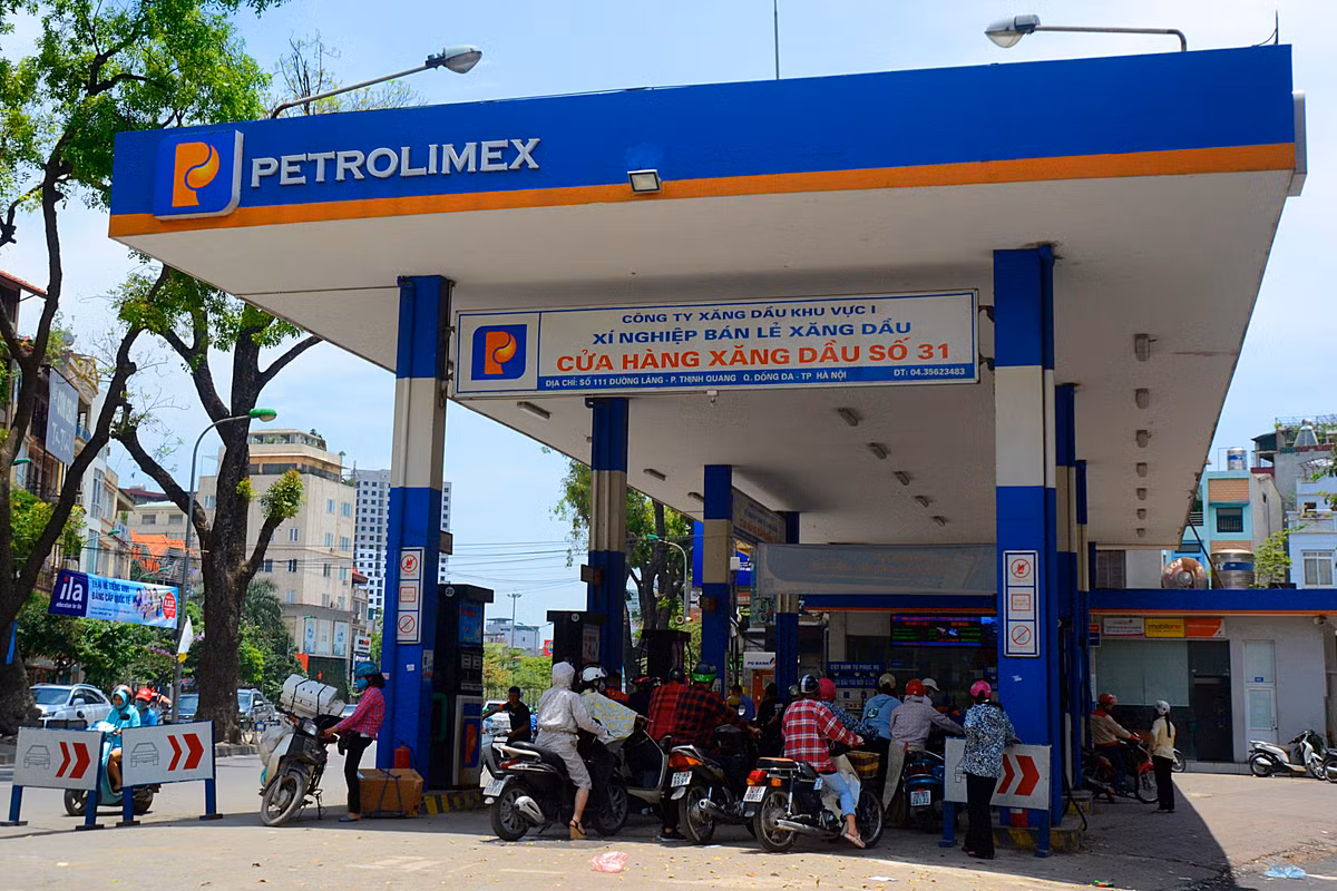 Sau khi đề xuất loại bỏ xăng khoáng và chỉ bán xăng pha cồn sinh học của một vài doanh nghiệp xăng dầu được đưa ra, nhiều người tiêu dùng đã phản ứng mạnh mẽ, cho rằng đây là hành động cưỡng ép khách hàng dùng xăng sinh học. Bởi hiện phần lớn người dân vẫn đang lựa chọn xăng A95.