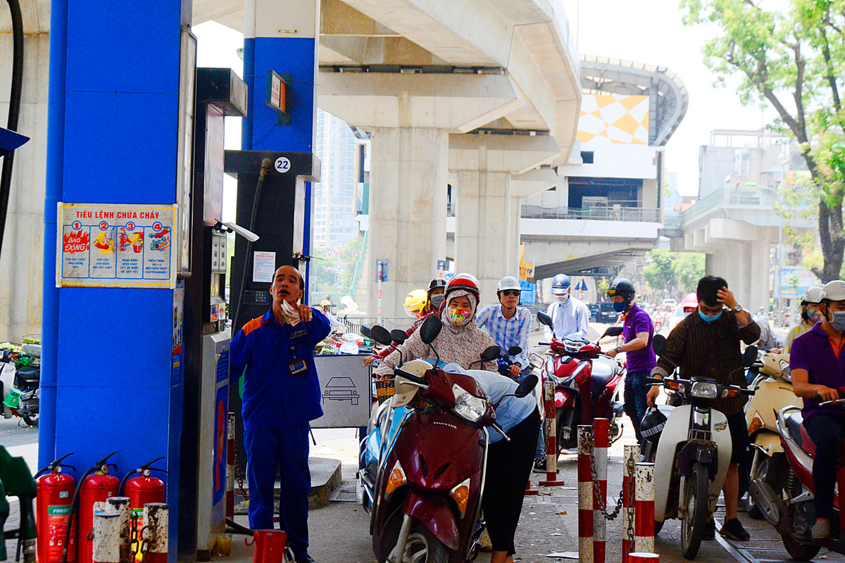 Chia sẻ với Kiến Thức, chị Vũ Thủy (khách hàng đi xe Lead vào đổ xăng) cho biết, từ khi khai tử xăng A92, chị cũng đã có một vài lần chuyển sang đổ xăng sinh học. Nhưng chị để ý thấy sau khi đổ, xăng sinh học có vẻ không hợp với xe của chị, đi xe không "bốc" như xăng khoáng, động cơ nhiều lần ngắt giữa chừng. "Tôi không khẳng định xăng sinh học không tốt nhưng sau nhiều lần như vậy, tôi thấy không phù hợp với dòng xe của tôi nên tôi quay lại dùng xăng A95", chị Thủy nói. 