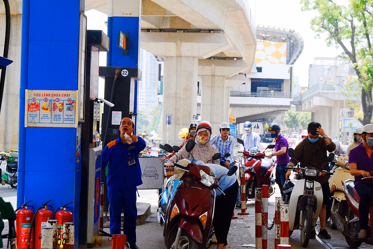 Chia sẻ với Kiến Thức, chị Vũ Thủy (khách hàng đi xe Lead vào đổ xăng) cho biết, từ khi khai tử xăng A92, chị cũng đã có một vài lần chuyển sang đổ xăng sinh học. Nhưng chị để ý thấy sau khi đổ, xăng sinh học có vẻ không hợp với xe của chị, đi xe không "bốc" như xăng khoáng, động cơ nhiều lần ngắt giữa chừng. "Tôi không khẳng định xăng sinh học không tốt nhưng sau nhiều lần như vậy, tôi thấy không phù hợp với dòng xe của tôi nên tôi quay lại dùng xăng A95", chị Thủy nói. 