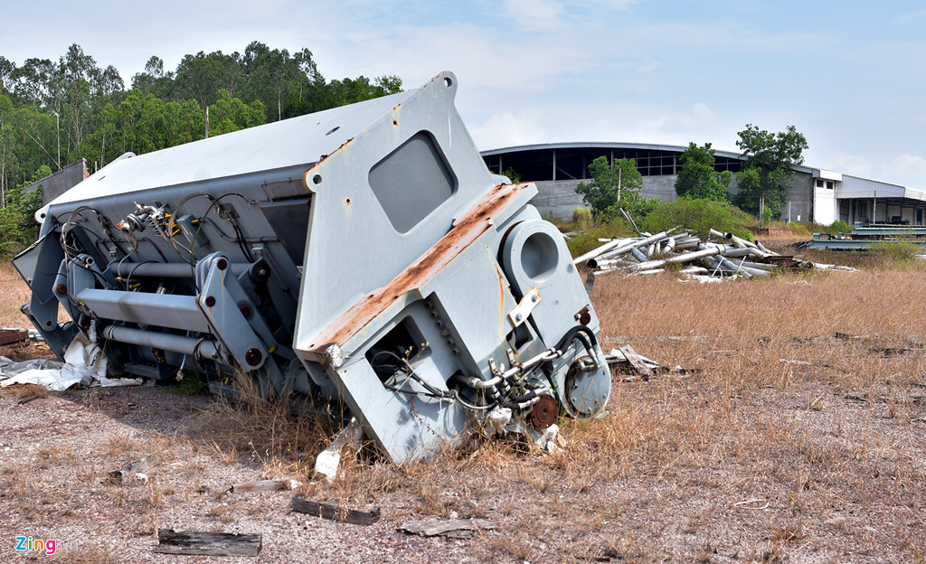 Thiết bị tiền tỷ nằm la liệt trên công trường nhà máy. Đến nay nhà đầu tư mới san lấp mặt bằng, xây dựng một số công trình như: Nhà kho chứa sản phẩm, khu văn phòng dở dang... Đến tháng 12/2013 là thời điểm phải kết thúc toàn bộ việc đầu tư xây dựng dự án, nhưng đến tháng 5/2018 vẫn chưa lập hồ sơ xin gia hạn thời gian sử dụng đất theo Nghị định 43 của Chính phủ.