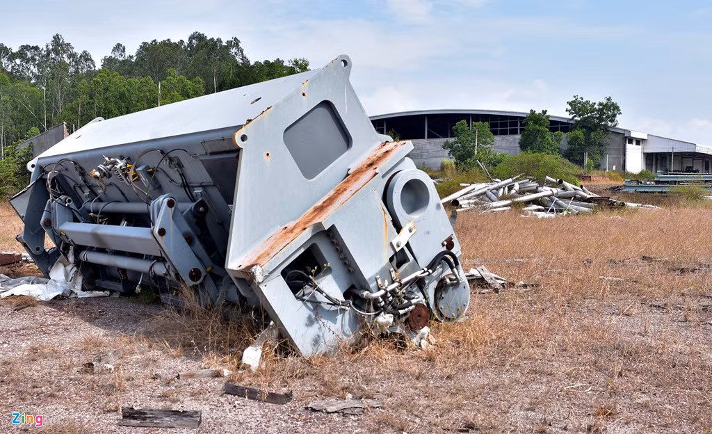 Thiết bị tiền tỷ nằm la liệt trên công trường nhà máy. Đến nay nhà đầu tư mới san lấp mặt bằng, xây dựng một số công trình như: Nhà kho chứa sản phẩm, khu văn phòng dở dang... Đến tháng 12/2013 là thời điểm phải kết thúc toàn bộ việc đầu tư xây dựng dự án, nhưng đến tháng 5/2018 vẫn chưa lập hồ sơ xin gia hạn thời gian sử dụng đất theo Nghị định 43 của Chính phủ.