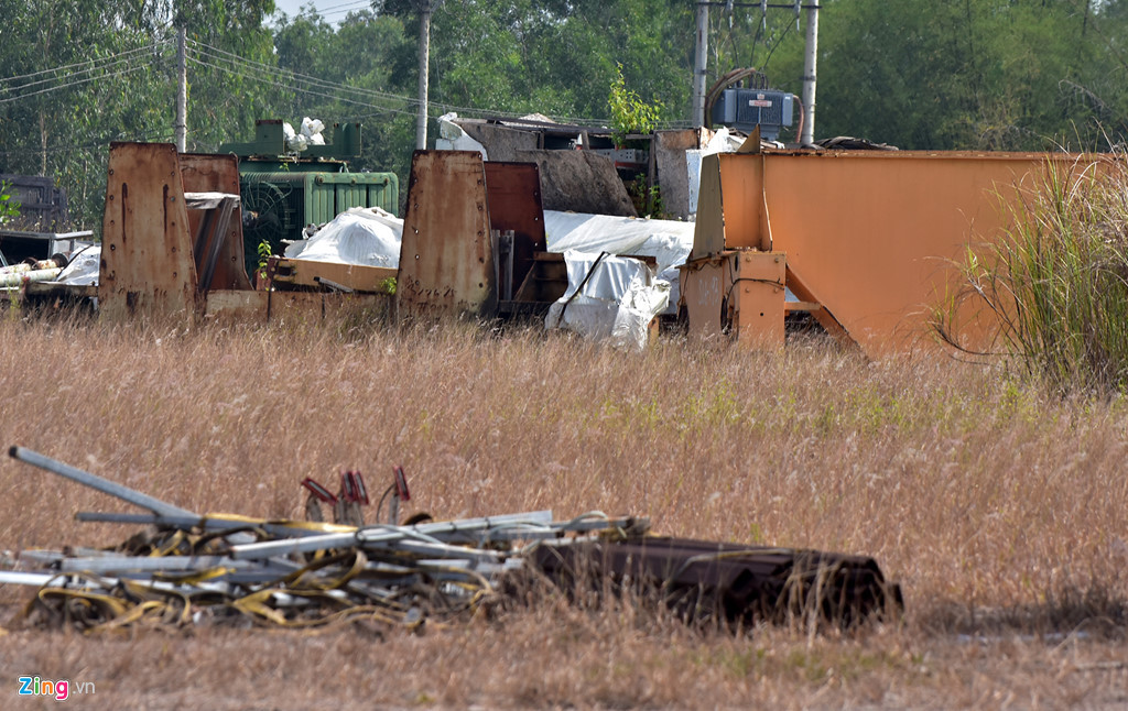 Hiện nhà đầu tư mới chỉ tập kết về mặt bằng dự án 497/621 container và 184/212 thiết bị siêu trường, siêu trọng. Số thiết bị còn lại có 5 container đang ở tại cảng Tiên Sa (Đà Nẵng), 119 container và 28 thiết bị siêu trường, siêu trọng ở cảng Đồng Nai.