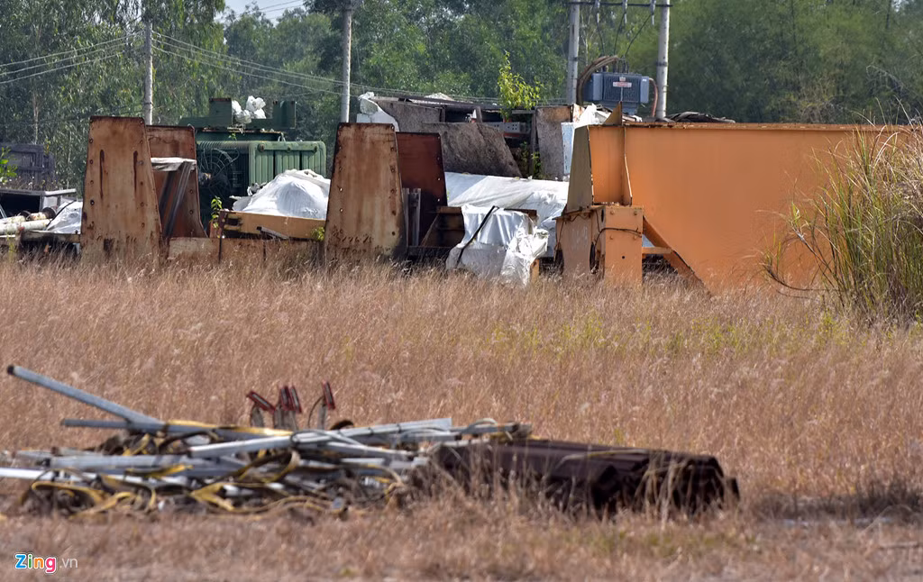 Hiện nhà đầu tư mới chỉ tập kết về mặt bằng dự án 497/621 container và 184/212 thiết bị siêu trường, siêu trọng. Số thiết bị còn lại có 5 container đang ở tại cảng Tiên Sa (Đà Nẵng), 119 container và 28 thiết bị siêu trường, siêu trọng ở cảng Đồng Nai.