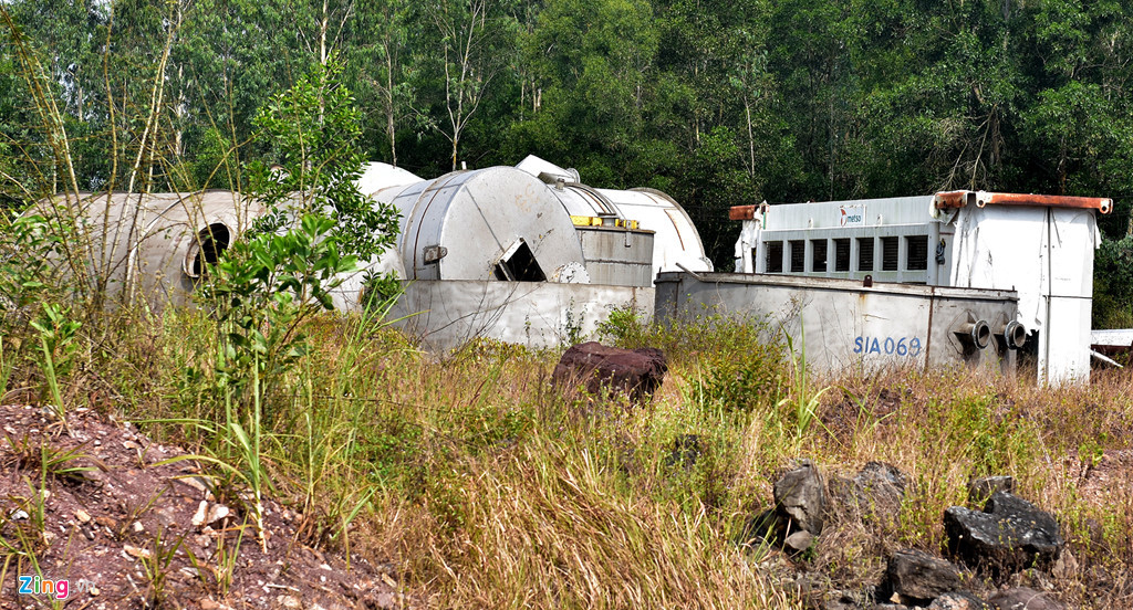Nhiều bồn, bể tập kết về nhưng chưa thể lắp ráp phơi nắng, phơi mưa gây hỏng nặng. Do nhà đầu tư không chuyển tiền chi trả bồi thường cho hai hộ dân và 57 ngôi mộ gây chậm trễ trong giải phóng vướng mắc mặt bằng.