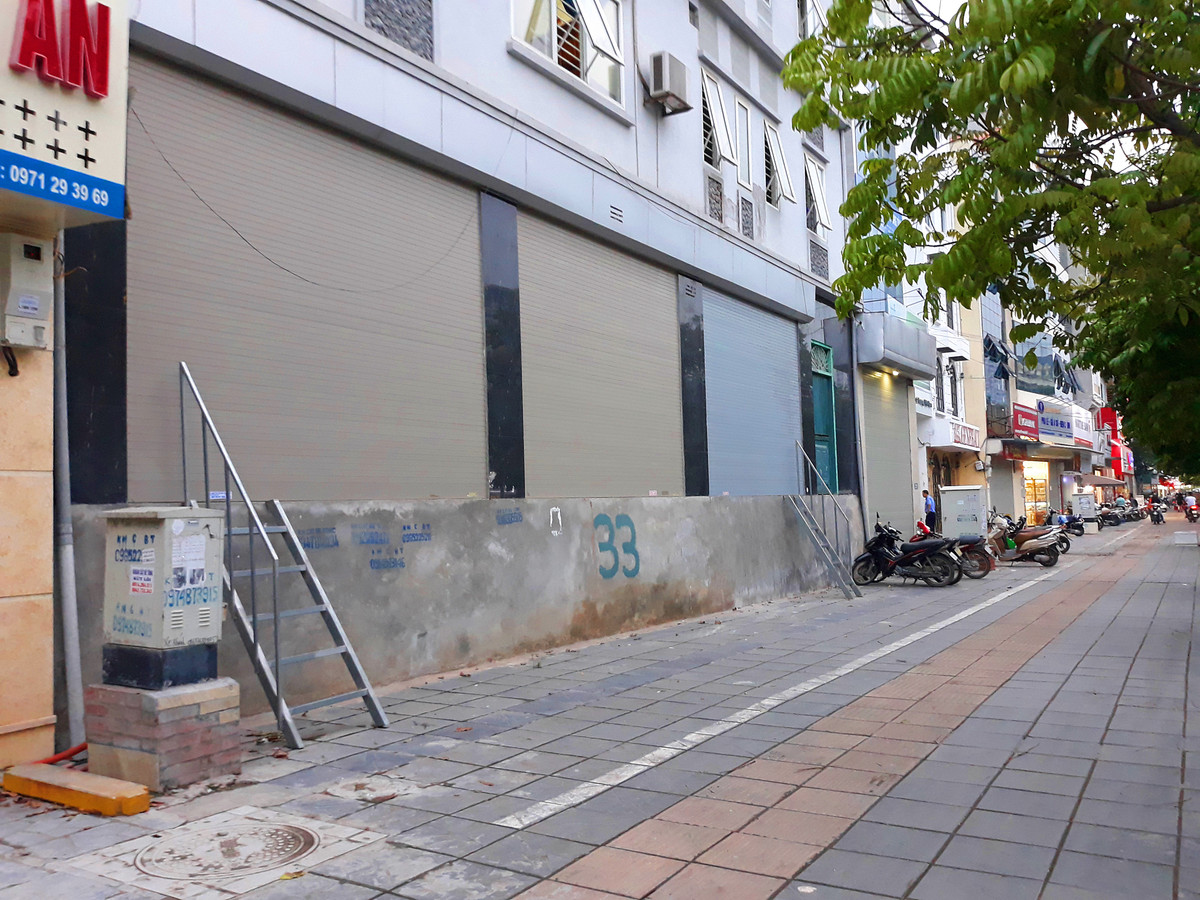 Thậm chí, ngôi "nhà siêu mỏng" này còn phải dùng thang để xuống vỉa hè thay vì làm bậc tam cấp, do diện tích đất quá hạn hẹp.