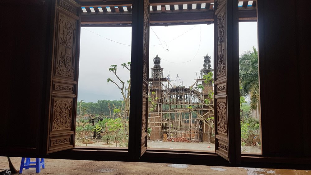 Khoảng sân rộng hàng ngàn m2 được đổ bê-tông và trồng cây cảnh, cây bóng mát đang khép tán. Ảnh: Vietnamnet.