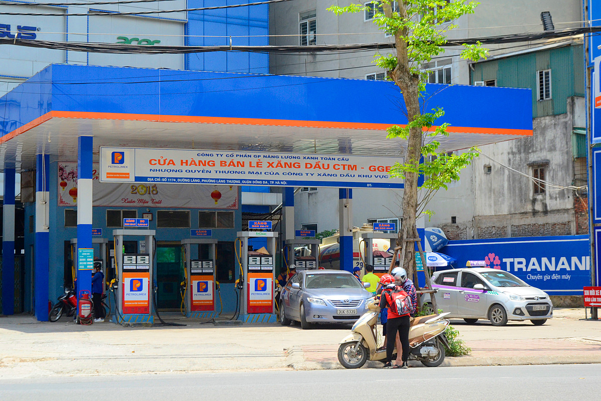 Tương tự tại cửa hàng bán lẻ xăng dầu CTM - GGE (đại chỉ số 1174, đường Láng, phường Láng Thượng, quận Đống Đa, TP Hà Nội), hầu hết khách hàng đến đây đổ xăng đều chọn xăng A95.