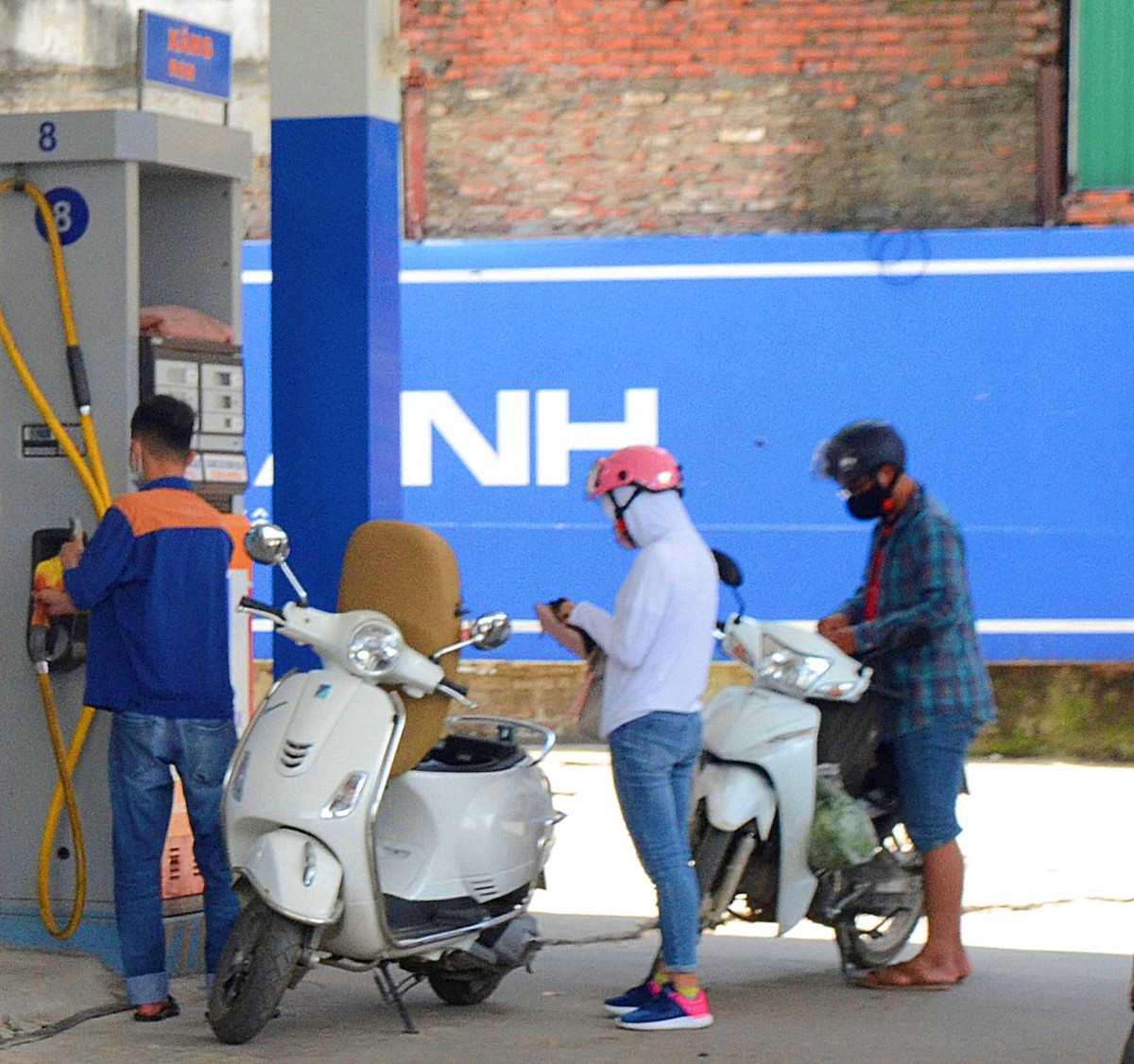 "Nếu xăng sinh học thực sự tốt thì hãy để người tiêu dùng tự cảm nhận và lựa chọn, không nhất thiết ép buộc như thế", chị Vân ở Mỹ Đình đề xuất.