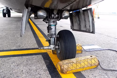 Chiếc máy bay ATR 72 bị mất 1 bánh khi hạ cánh xuống sân bay Đà Nẵng. Ảnh: Vietnamnet.