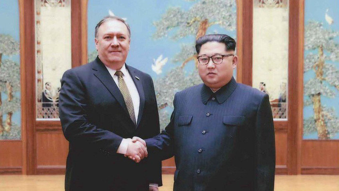 Tân Ngoại trưởng Mỹ Mike Pompeo bắt tay nhà lãnh đạo Triều Tiên trong cuộc gặp vừa qua tại Triều Tiên - Ảnh: REUTERS