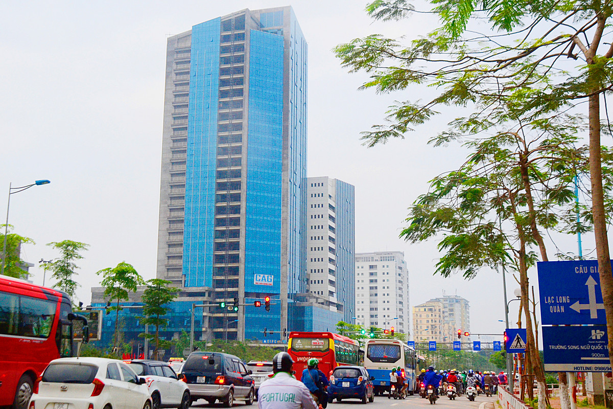 Khu liên cơ 8 sở, ngành gồm 2 tòa nhà 16 và 27 tầng có thiết kế hiện đại nằm trên tuyến đường dẫn ra sân bay Nội Bài.