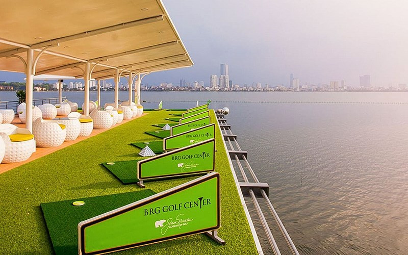 Cuối năm 2014, Tập đoàn BRG - đơn vị đang vận hành hàng loạt các sân golf nổi tiếng tại miền Bắc cũng gây xôn xao thị trường khi mua lại vốn của khách sạn này. Không lâu sau đó, Tập đoàn Hilton Worldwide đã ký kết thỏa thuận quản lý khách sạn này theo tiêu chuẩn 5 sao và sử dụng thương hiệu Hilton Hanoi Westlake - thuộc Tập đoàn Hilton. Ảnh: khachsan.chudu24.com.