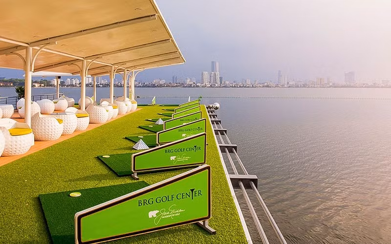 Cuối năm 2014, Tập đoàn BRG - đơn vị đang vận hành hàng loạt các sân golf nổi tiếng tại miền Bắc cũng gây xôn xao thị trường khi mua lại vốn của khách sạn này. Không lâu sau đó, Tập đoàn Hilton Worldwide đã ký kết thỏa thuận quản lý khách sạn này theo tiêu chuẩn 5 sao và sử dụng thương hiệu Hilton Hanoi Westlake - thuộc Tập đoàn Hilton. Ảnh: khachsan.chudu24.com.