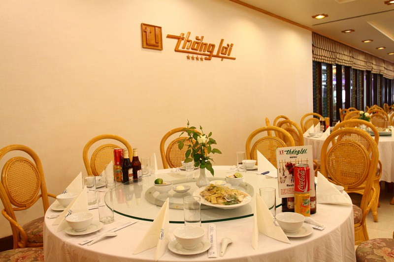 “Việc cải tạo, nâng cấp khách sạn Thắng Lợi tại vị trí cảnh quan đẹp, điểm nhấn đô thị cho khu vực Hồ Tây nhằm cung cấp hệ thống khách sạn, thương mại, dịch vụ du lịch cao cấp tầm quốc tế tại trung tâm thủ đô là cần thiết, phát huy lợi thế vị trí. Tuy nhiên, việc công ty đề xuất công trình cao với quy mô 36 tầng là vượt quá quy định, không phù hợp với quy hoạch của khu vực", UBND TP Hà Nội nêu. Ảnh: thangloihotel.vn.