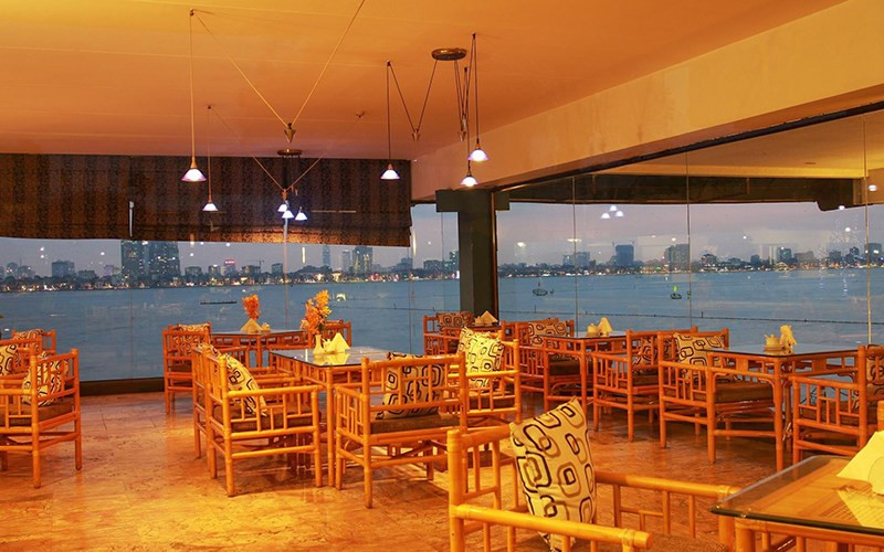 Trong hồ sơ, tại bản vẽ tổng mặt bằng và phương án kiến trúc, doanh nghiệp đề xuất giữ nguyên khối công trình cao 1-3 tầng đã xây trên đất có mặt nước. Ảnh: bestprice.vn.