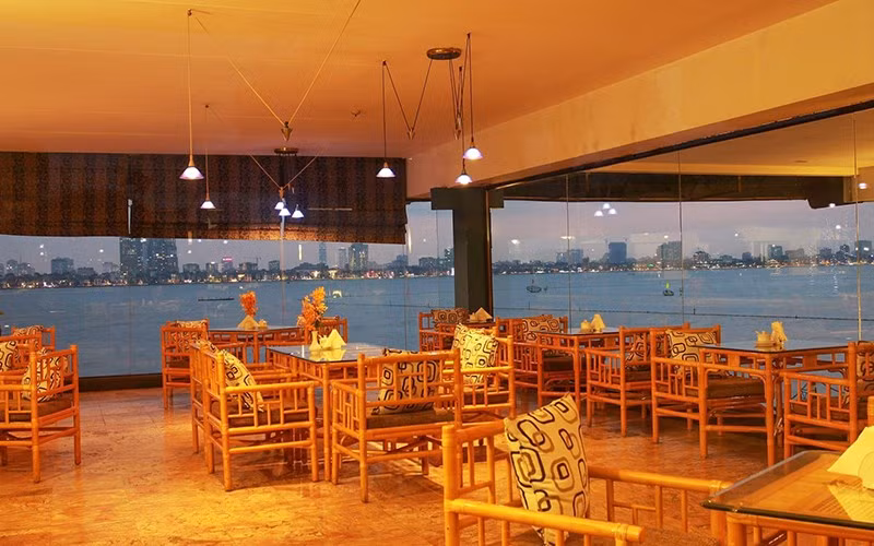 Trong hồ sơ, tại bản vẽ tổng mặt bằng và phương án kiến trúc, doanh nghiệp đề xuất giữ nguyên khối công trình cao 1-3 tầng đã xây trên đất có mặt nước. Ảnh: bestprice.vn.