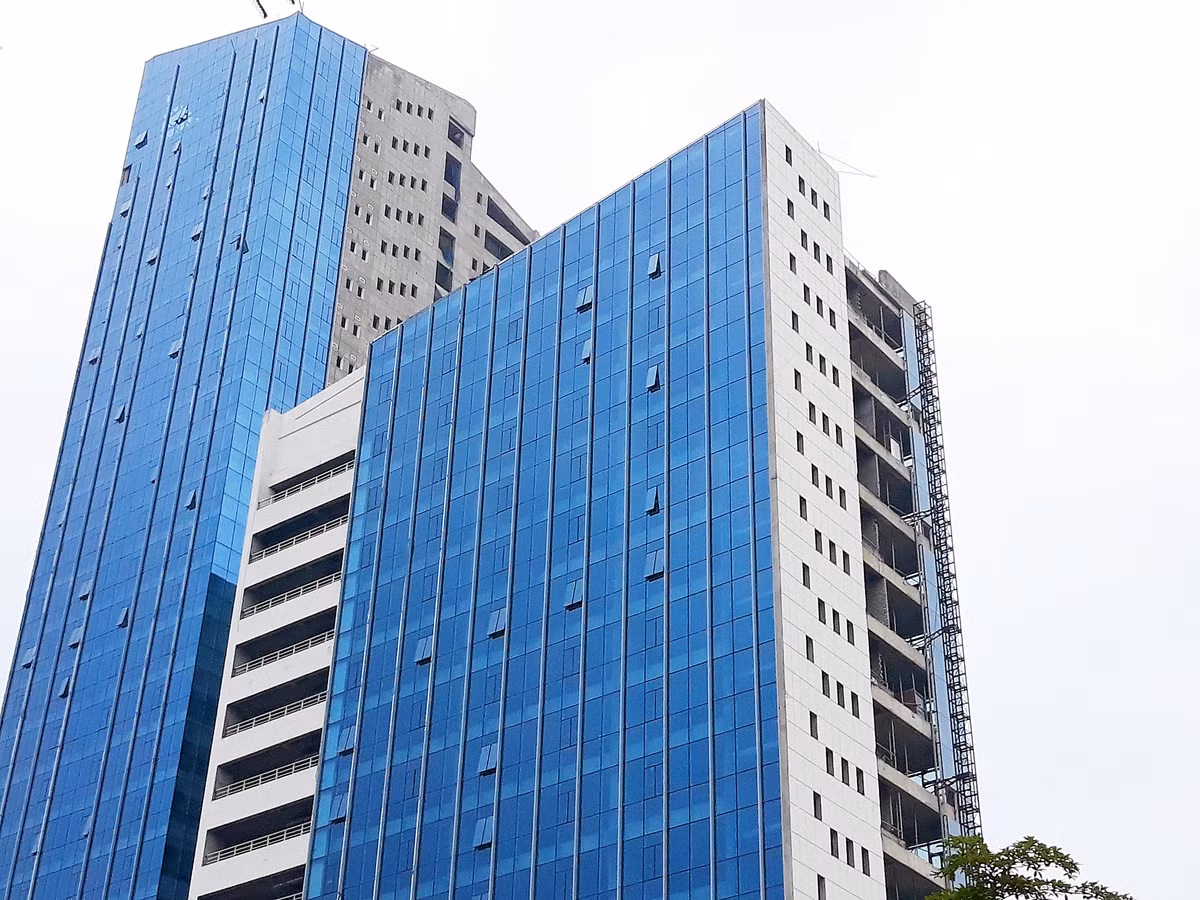 Trong đó, kính là vật liệu chính làm vách ngăn bao bọc xung quanh tòa nhà.