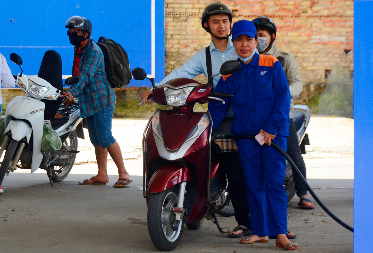 Trong khi đó, theo chị Hương (Cầu Giấy, Hà Nội), thị trường ôtô và xe máy Việt Nam hiện đang có rất nhiều dòng xe mà các nhà sản xuất khuyến cáo sử dụng xăng A95 (RON 95 - chỉ số Octane - chỉ số chống kích nổ sớm) trở lên, chủ yếu là các loại xe sử dụng động cơ có hiệu suất cao, với tỉ số nén lớn như: Mercedes-Benz, Lexus, BMW… đối với ô tô hay các dòng xe máy/môtô có dung tích lớn như Ducati, BMW, Harley-Davidson…, hoặc các dòng xe môtô mang thương hiệu Nhật Bản như Kawasaki, Honda, Yamaha…