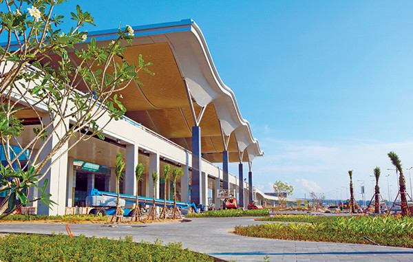 Sau giai đoạn một, nhà ga sẽ có 10 cửa ra máy bay (4 cổng tiếp xúc và 6 cổng ra bãi đỗ xa), trong đó có 4 cầu ống lồng đôi dành cho máy bay thân rộng cỡ E. Khu làm thủ tục có 2 “đảo” với tổng cộng 40 quầy phục vụ giai đoạn một và khả năng mở rộng lên gấp đôi. Ảnh: nguoikhanhhoa.vn.