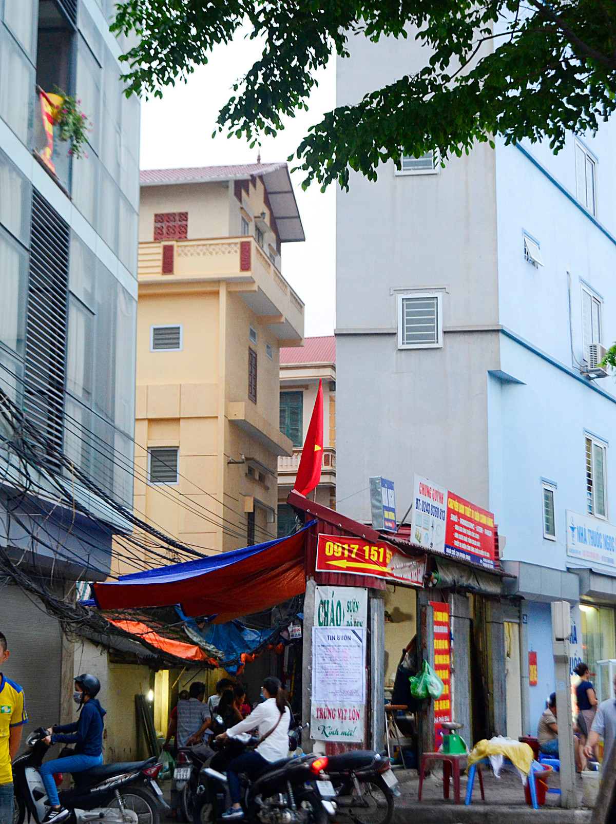 Góc nhà mỏng dính, nham nhở này là nơi mưu sinh của vài hộ dân.