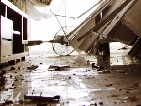 Khi kiểm tra hệ thống chiếu sáng sự cố, chỉ dẫn thoát nạn thì phát hiện các đèn chiếu sáng sự cố và chỉ dẫn thoát nạn tại hành lang tầng 10, tầng 5, tầng hầm, trong buồng thang có trang bị nhưng một số không hoạt động... Ảnh: CAND.