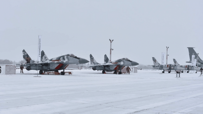 Cụ thể, số lượng vũ khí vừa được bổ sung cho Không quân Ukraine gồm 2 tiêm kích MiG-29, một tiêm kích Su-27, 4 máy bay huấn luyện L-39, hai trực thăng Mi-8MT và một máy bay vận tải. Nguồn ảnh: MilitaryAviation