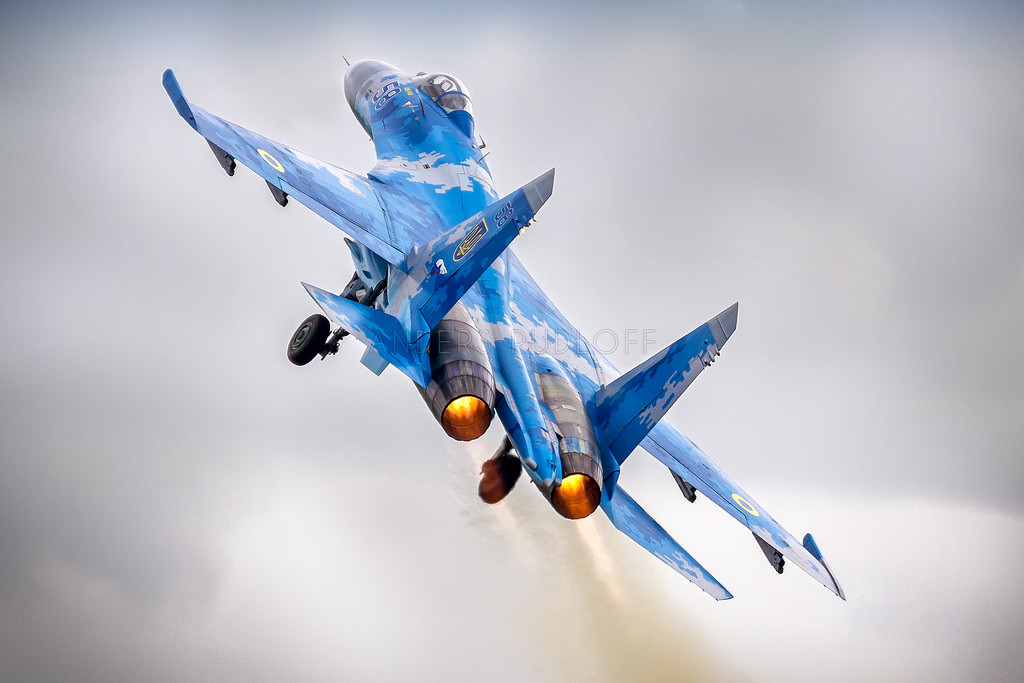 Theo một số nguồn tin, Ukraine đã tiến hành nâng cấp các máy bay Su-27 lên chuẩn P1M (Su-27P), S1M (Su-27S) và UP1M (Su-27UP) nhưng không rõ được bao nhiêu chiếc, cũng như hạng mục nâng cấp gồm những gì khi mà Ukraine hầu như hiếm khi thấy họ thiết kế các radar hàng không tối tân... hay nói đúng hơn, họ không thể làm khi phần công nghệ này nằm ở Liên bang Nga là chủ yếu. Nguồn ảnh: MilitaryAviation