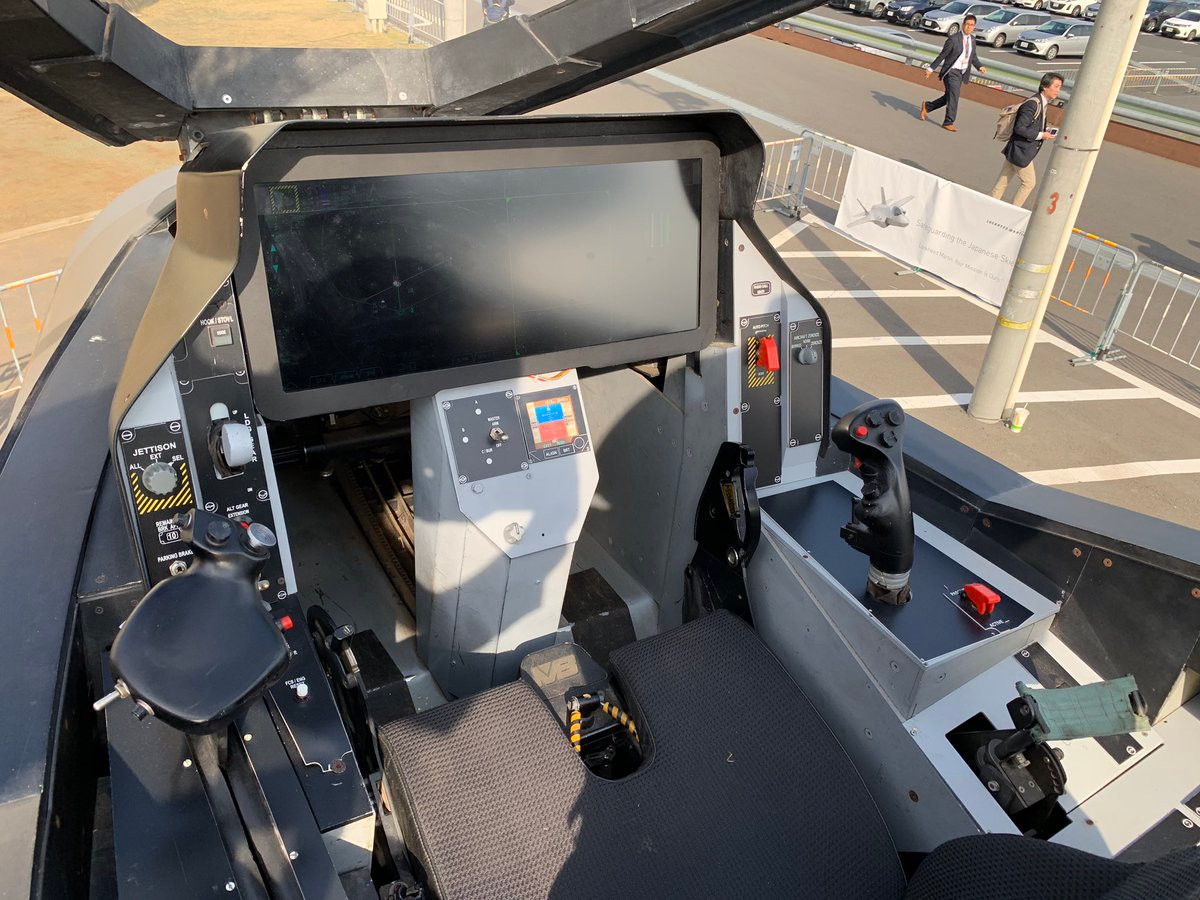 Khách tham quan có thể được lên xem và ngồi thử buồng lái tối tân của F-35. Nguồn ảnh: Bmpd