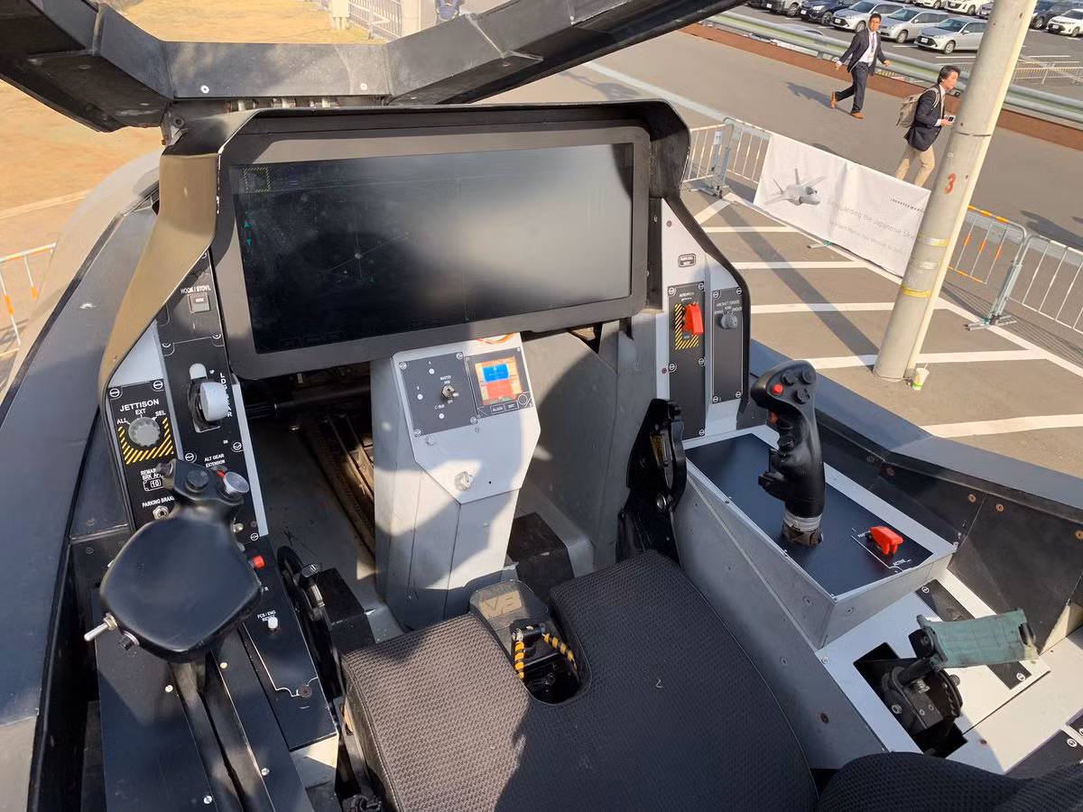 Khách tham quan có thể được lên xem và ngồi thử buồng lái tối tân của F-35. Nguồn ảnh: Bmpd