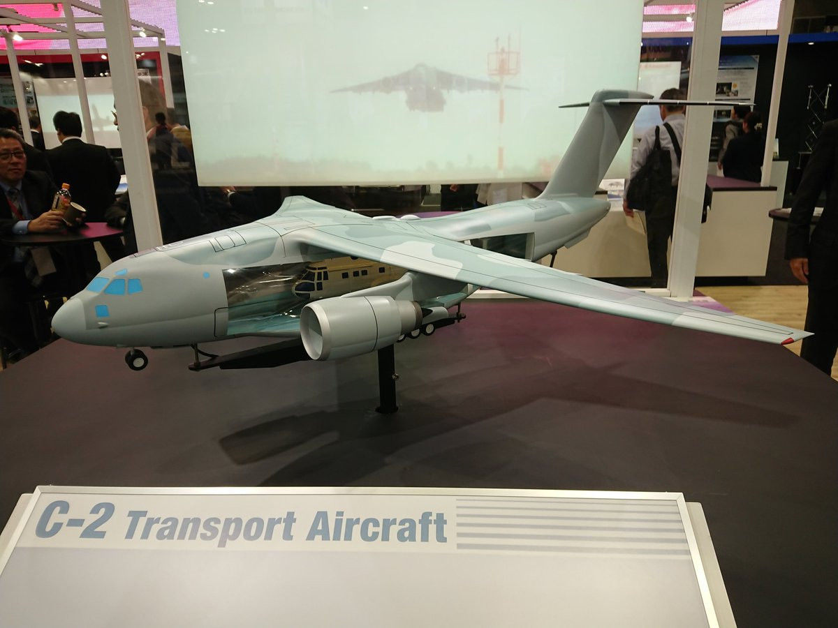 Mặc dù có quy mô khá lớn, thế nhưng đáng tiếc là triển lãm quốc phòng Nhật Bản lại thiếu vắng “hàng thật”, đa phần các loại vũ khí đều là mô hình làm theo tỉ lệ tương đương hoặc nhỏ hơn. Trong ảnh, mô hình máy bay vận tải Kawasaki C-2. Nguồn ảnh: Bmpd