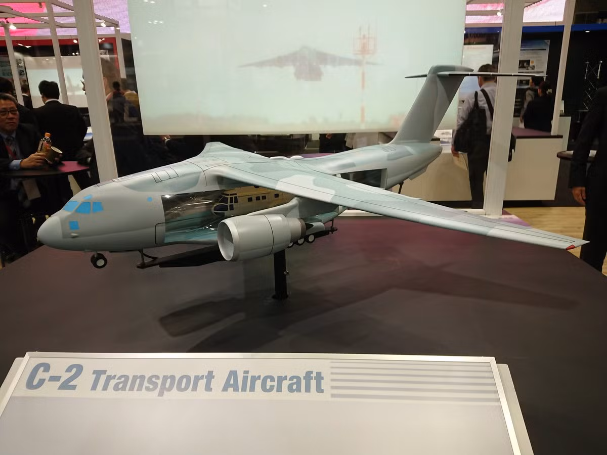 Mặc dù có quy mô khá lớn, thế nhưng đáng tiếc là triển lãm quốc phòng Nhật Bản lại thiếu vắng “hàng thật”, đa phần các loại vũ khí đều là mô hình làm theo tỉ lệ tương đương hoặc nhỏ hơn. Trong ảnh, mô hình máy bay vận tải Kawasaki C-2. Nguồn ảnh: Bmpd