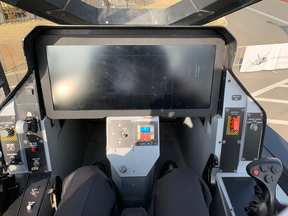 Tất nhiên, các thiết bị nút bấm, bảng điều khiển quan trọng đều được “dán kín mít” để đảm bảo bí mật và các vị khách thích táy máy. Nguồn ảnh: Bmpd