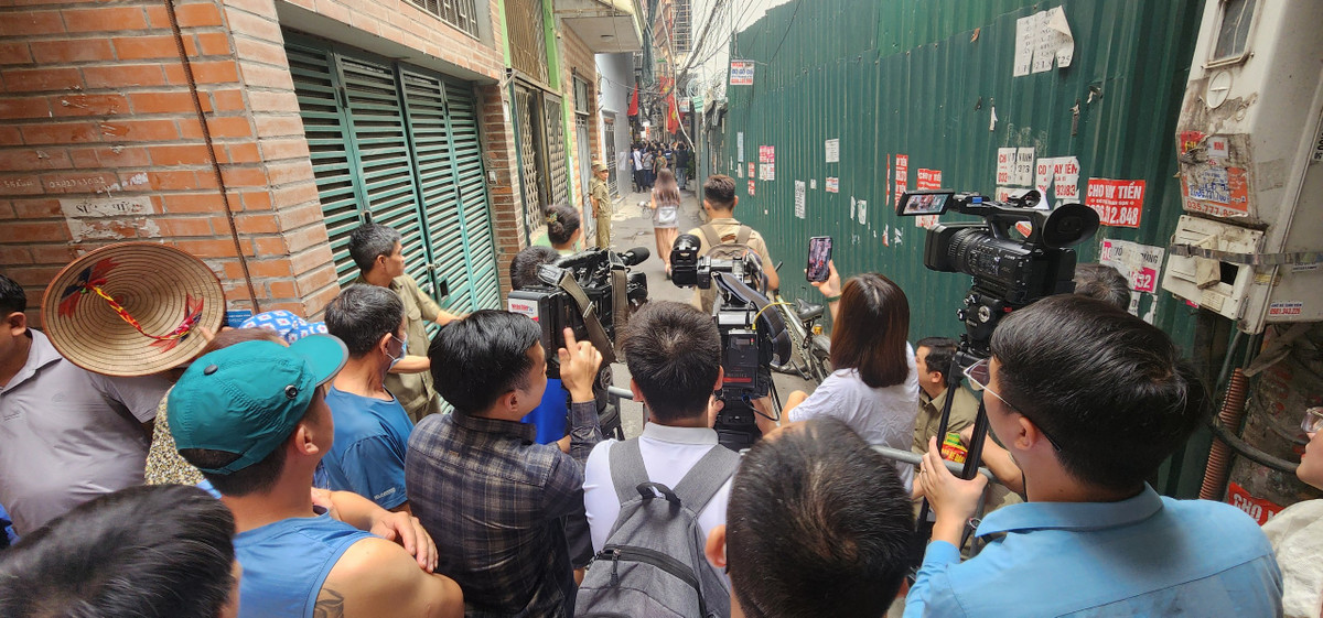 Nhiều cơ quan báo chí cũng phải tác nghiệp bên ngoài vì lối đi nhỏ hẹp và để bảo đảm công tác khám nghiệm hiện trường.