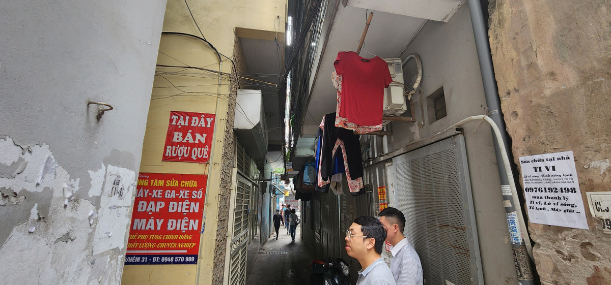 Lối đi chật hẹp nên việc sinh hoạt, phơi phóng tại khu vực này diễn ra ở không gian ngoài.