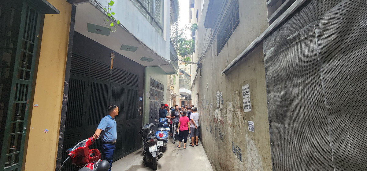 Sáng 24/5, khu vực hiện trường cháy đã hạn chế người dân và báo chí tiếp cận nhằm phục vụ công tác điều tra.