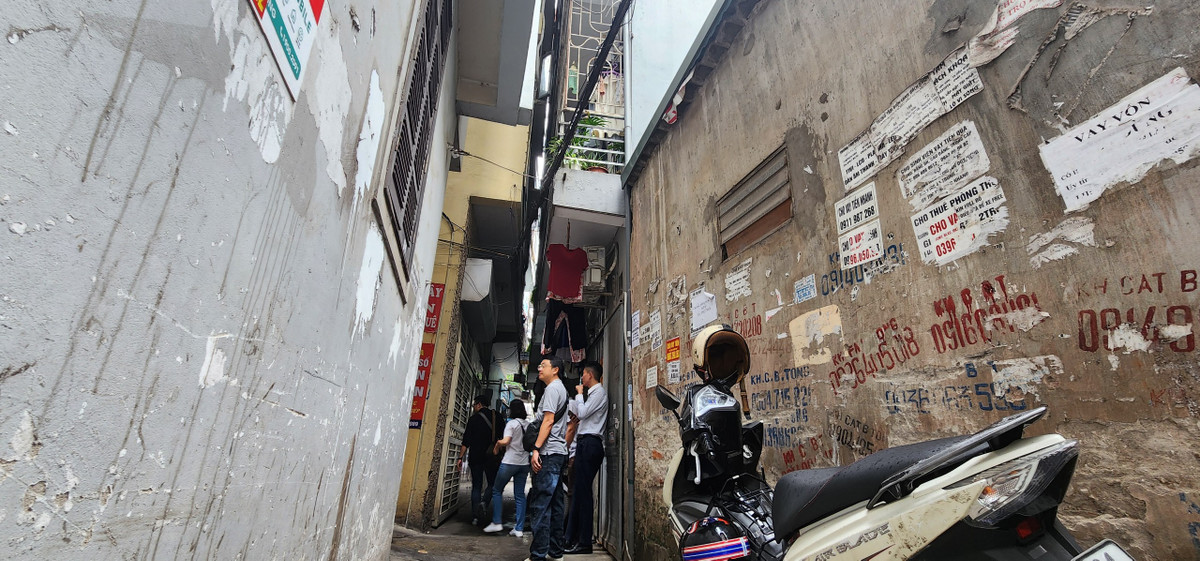 Từ tuyến đường chính Trung Kính phải đi vào nhiều ngõ ngách để tiếp cận vào vị trí cháy.