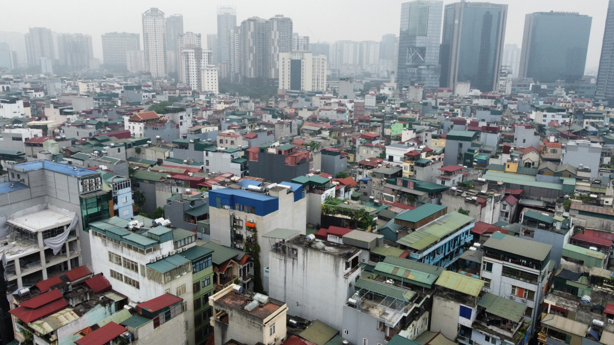 Ghi nhận của PV Báo Tri thức và Cuộc sống, hiện trường vụ cháy tại số 1, hẻm 31, ngách 98, ngõ 43 đường Trung Kính, phường Trung Hòa, quận Cầu Giấy, Hà Nội khiến 14 người chết nằm sâu trong khu dân cư chật kín.