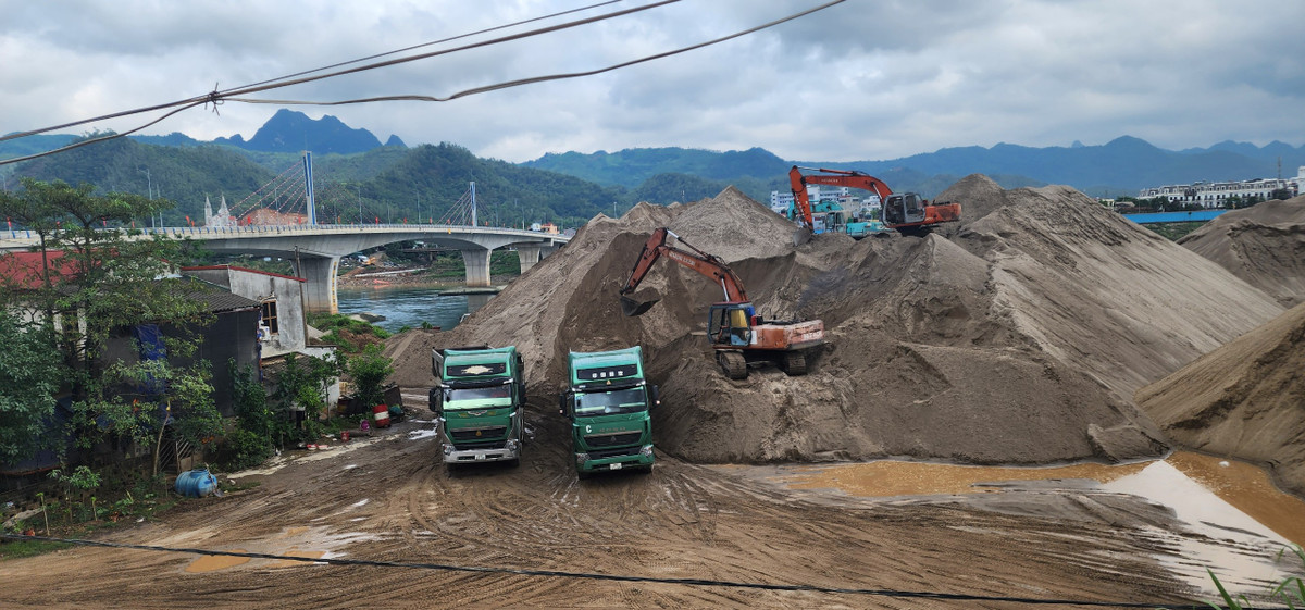 Hoạt động bốc xúc cát diễn ra liên tục và xuyên suốt ngày đêm.